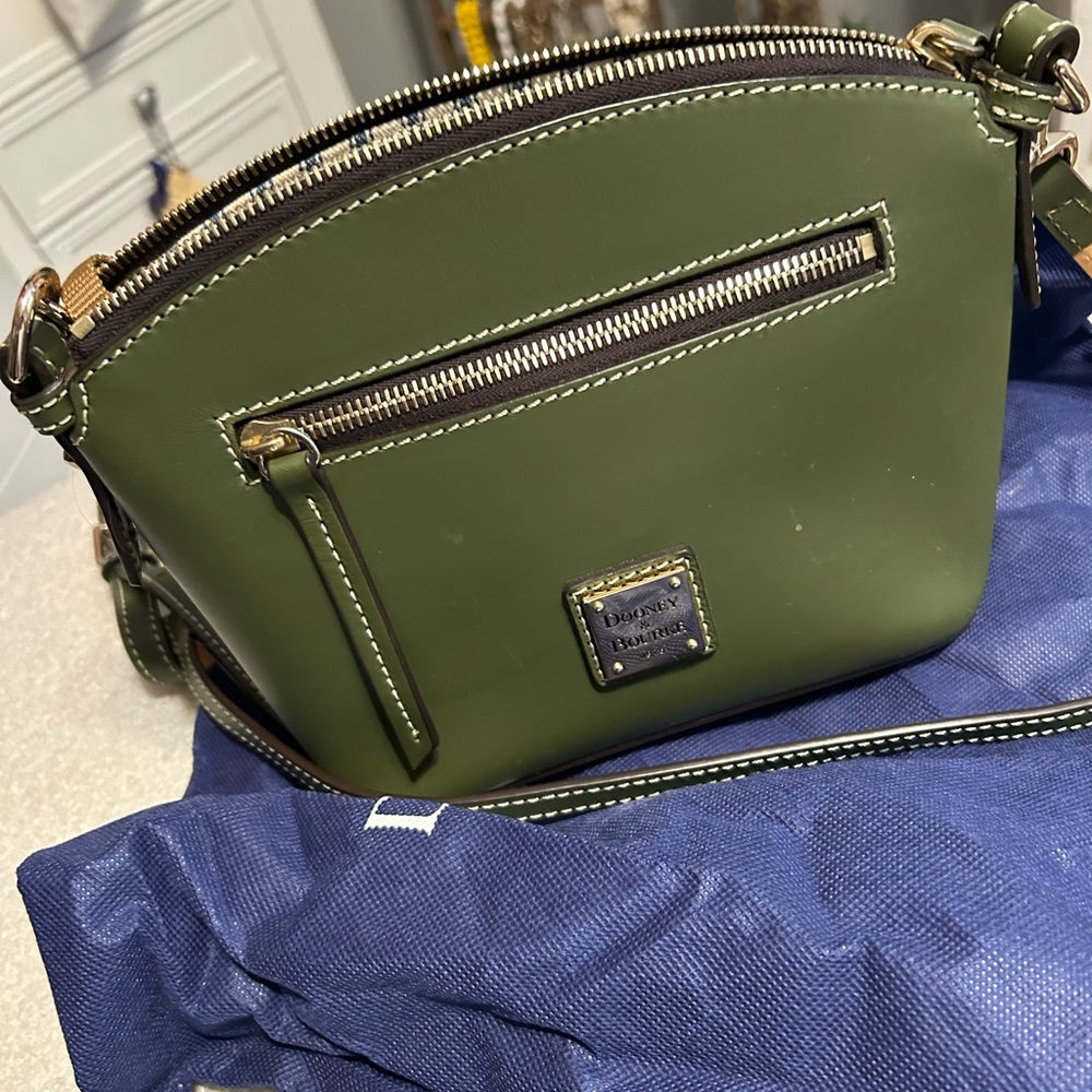 NWOT Dooney & Bourke army green leather crossbdy bag